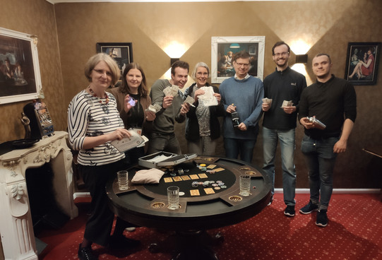 Lehrstuhl im Escape Room Bild der Lehrstuhl Mitarbeiter nach einer erfolgreichen Partie im Escape Room