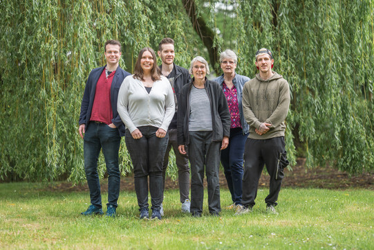 Lehrstuhl im Mai 2024 Ein Bild der Lehrstuhlmitarbeitenden, das am 15.05.24 aufgenommen wurde. Es zeigt von links nach rechts die folgenden Mitarbeitenden: Dr. Mirko Jakubzik, Dr. Andrea Bommert, Marvin Napps, Prof. Dr. Christine Müller, Heike Große-Oetringhaus, Marco Jeschke.